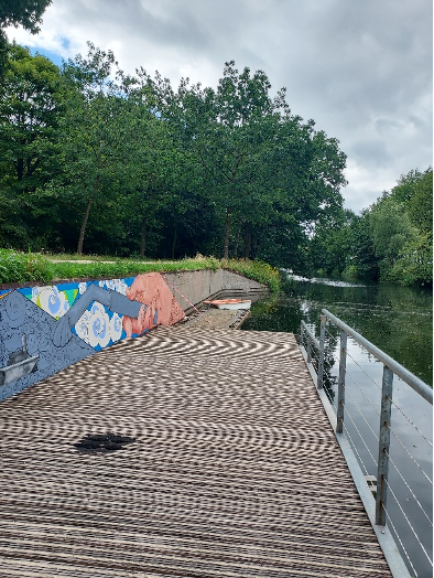 Schildering op de kade bij de vissteiger